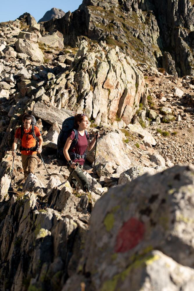 Calca-feminina-de-trekking-Trek-500-cinza-46