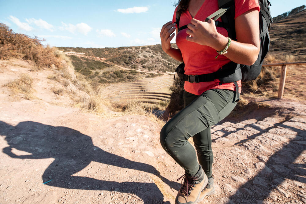 Legging Feminina de Trekking Travel 500 Caqui Forclaz em Promoção